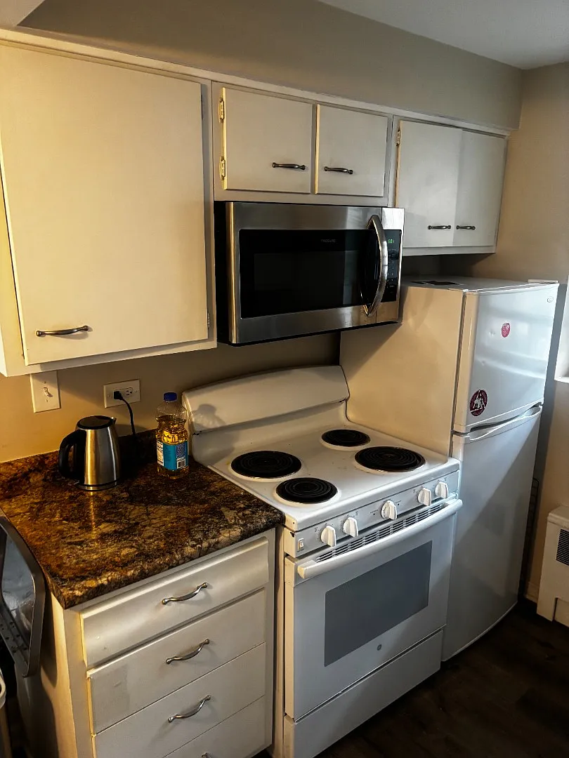 Beautiful Must See Charming 1 Bed/1 Bath With Fre Heat....Must See — Photo 2