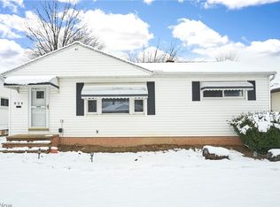 824 Pendley Rd, Willowick, OH 44095