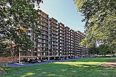 3rd image of 1300 Army Navy Dr #1