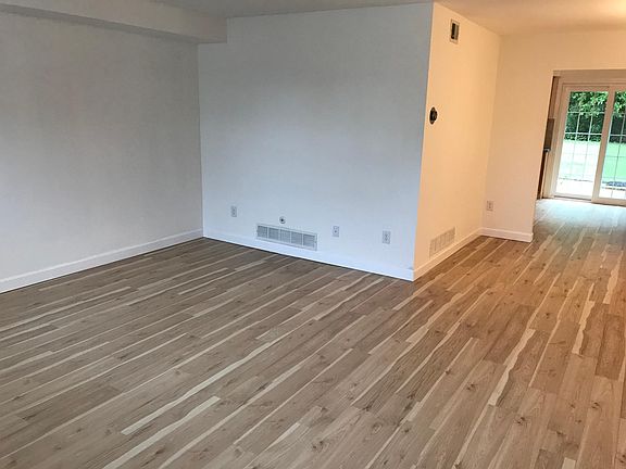 2nd image of 2420 Hillock Ct