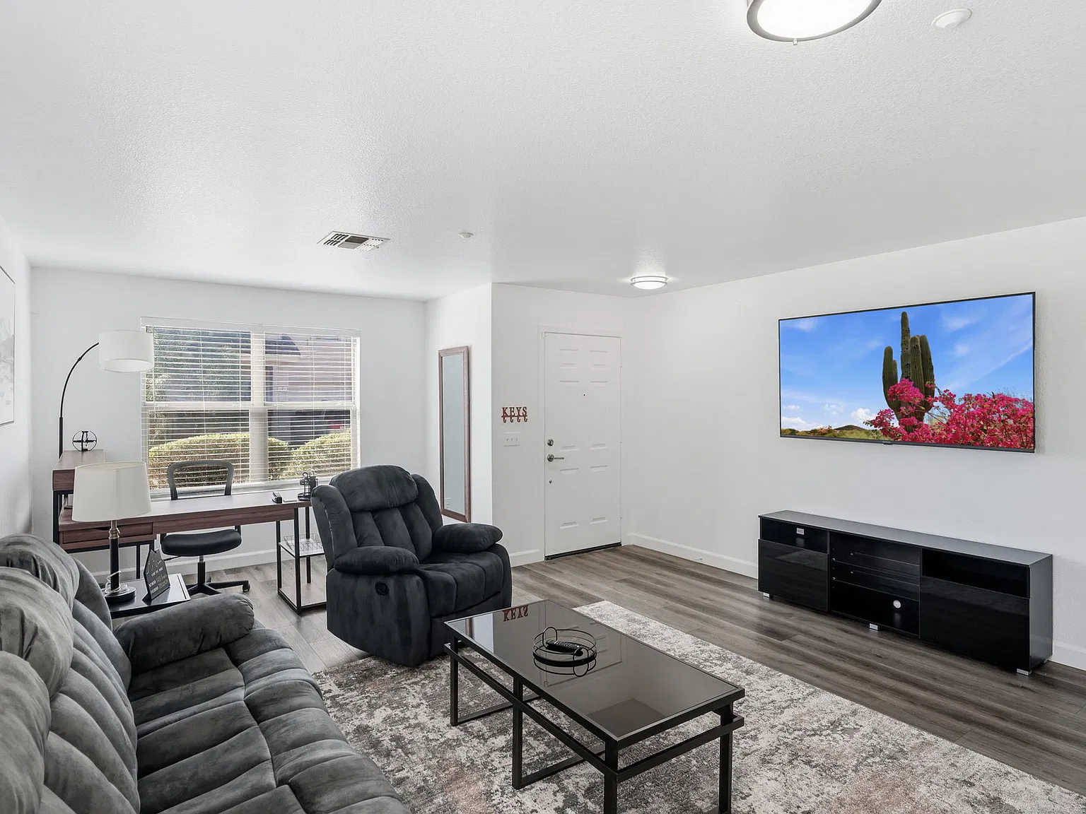 4 bed, 2.5 bath, 2411 sqft, $5,000 — Photo 3