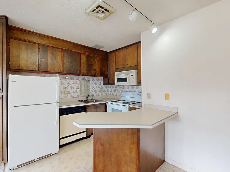 222 Foxkroft Dr — Photo 7