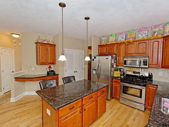 4th image of 14 Farmview Ln