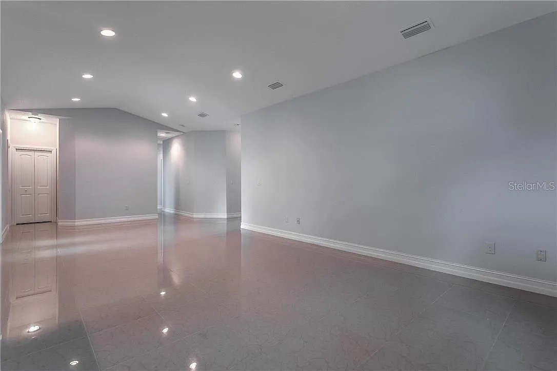 4 bed, 1886 sqft, $2,995 — Photo 3