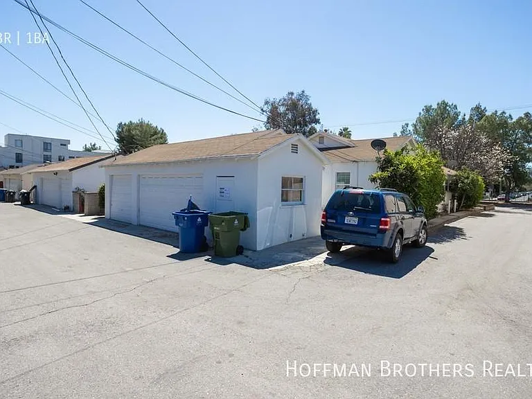 12427 1/2 Chandler Blvd #12427-1/2 — Photo 12