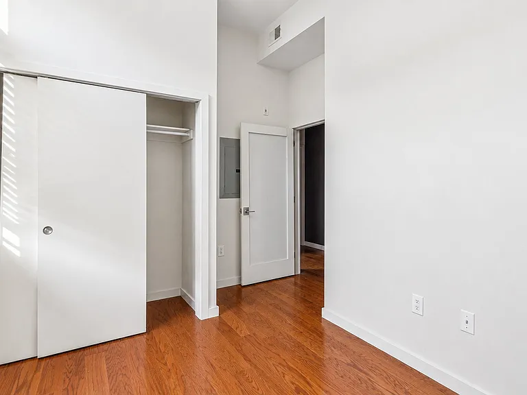 824 E Thompson St #6 — Photo 6