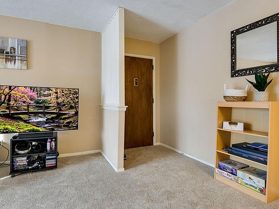 3rd image of 1011 Valley Dr #10-11