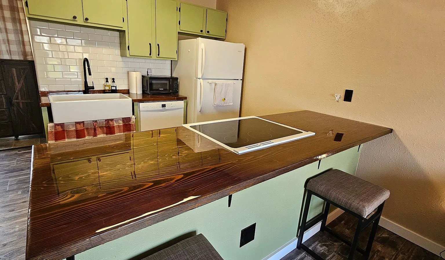 Fully Furnished, All Utilities Included, Dog Friendly 1 Bed 1 Bath Available Now! — Photo 3