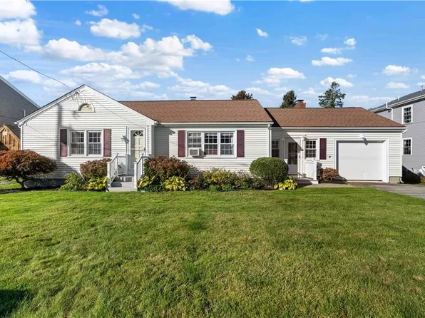 8 Wheeler Ave, Bristol, RI 02809