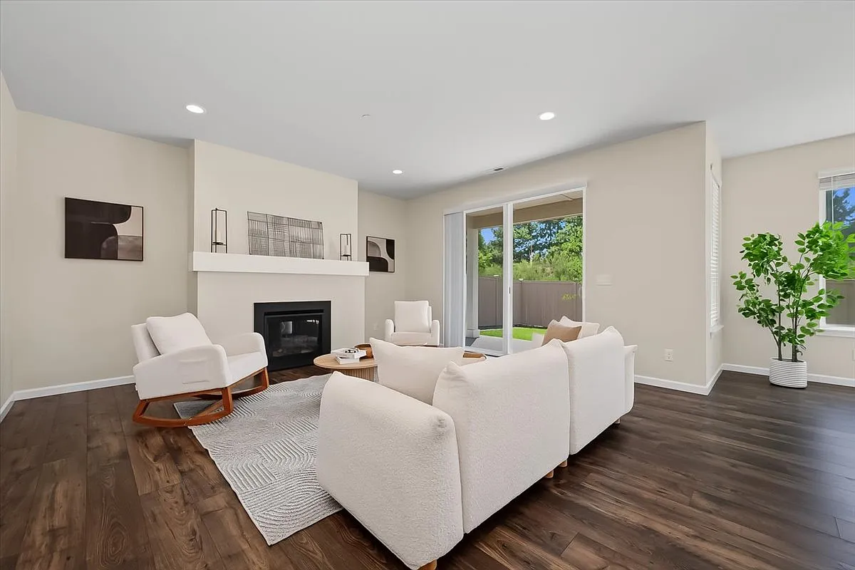 4 bed, 2.5 bath, 2622 sqft, $3,200 — Photo 4