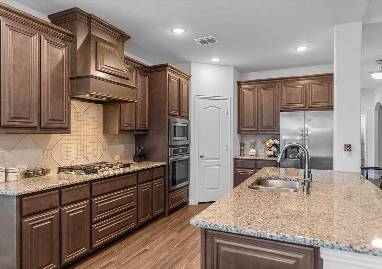 4-Bed 4-Bath 3330+ Sqft House In Burleson's Desirable The Parks At Panchasarp Farms Subdivision — Photo 4