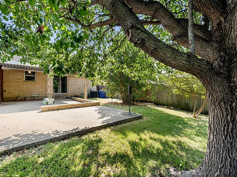 8351 Lullwater Dr — Photo 24