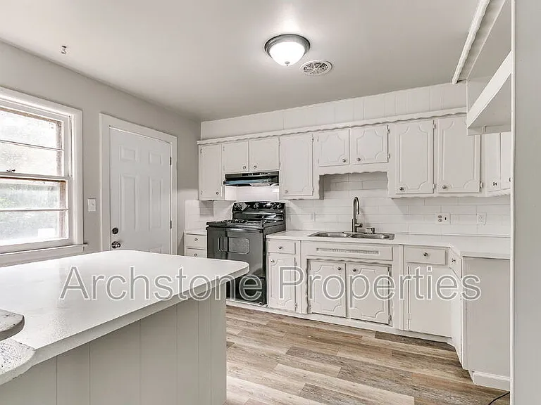 2312 Mustang St — Photo 9