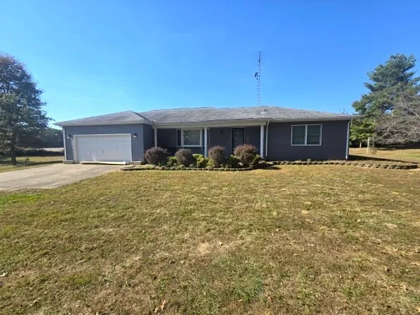 1305 N Main St, Dix, IL 62830