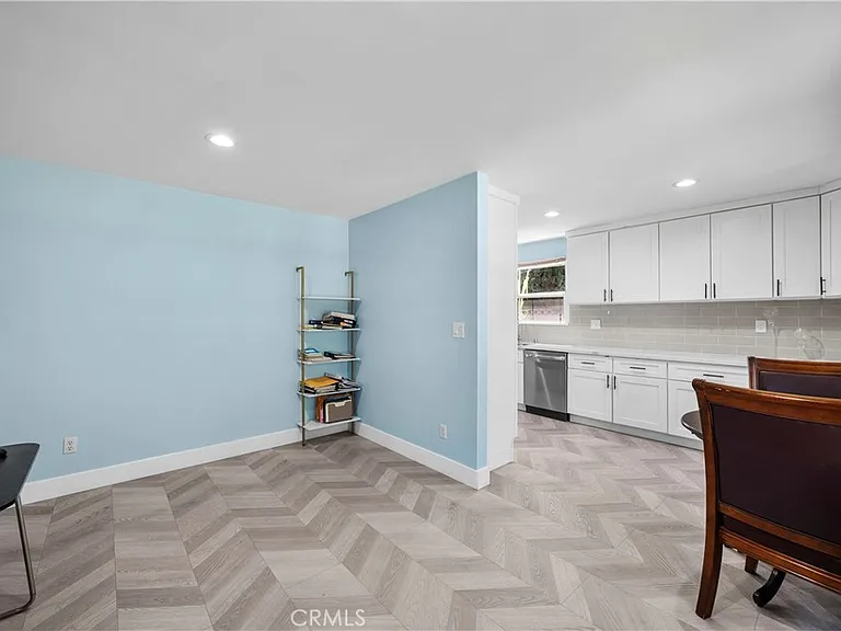 20110 Kinzie St — Photo 17