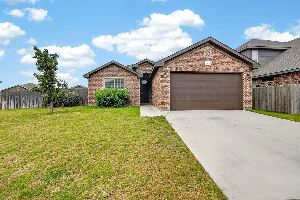 3 bed, 2.0 bath, 1800 sqft, $2,995 — Photo 1
