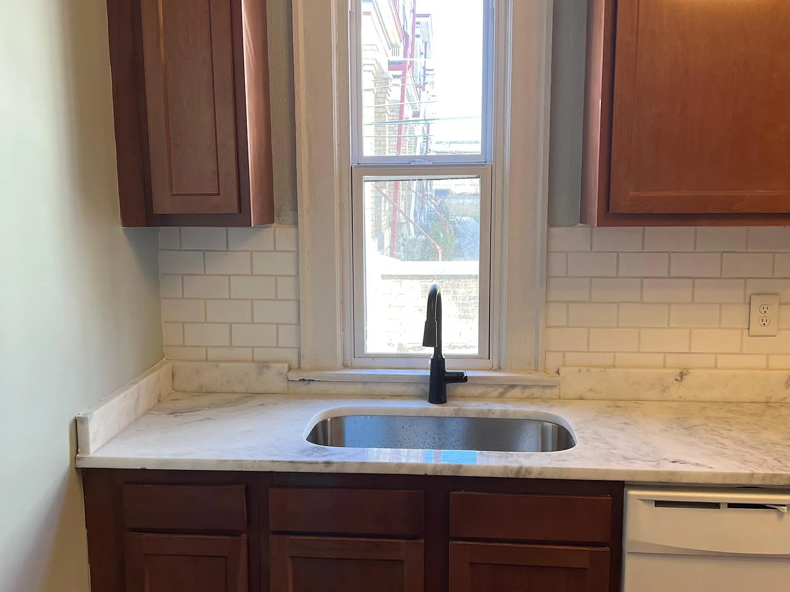 3 bed, 1100 sqft, $1,600 — Photo 3