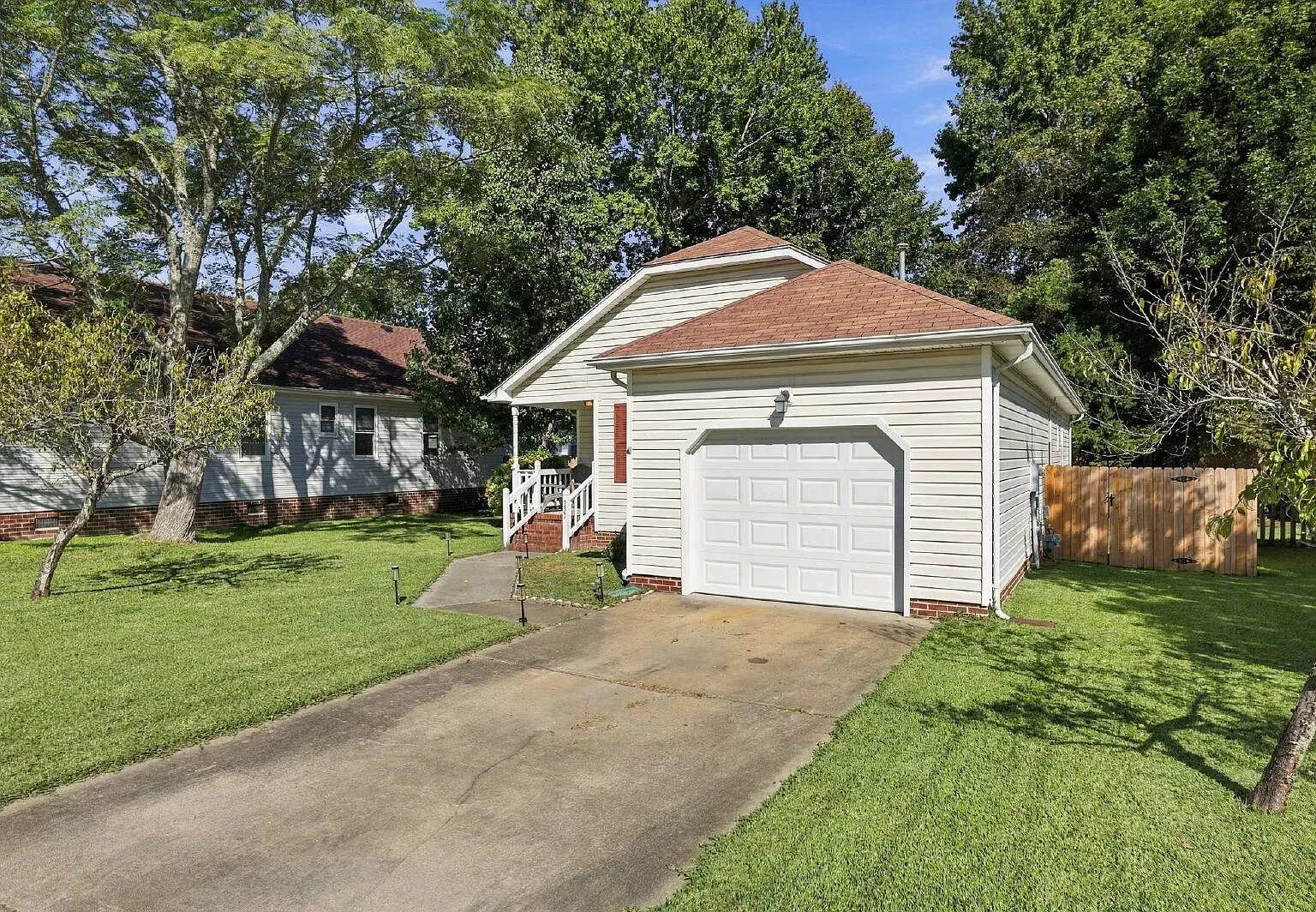 3 bed, 2.0 bath, $2,400 — Photo 2