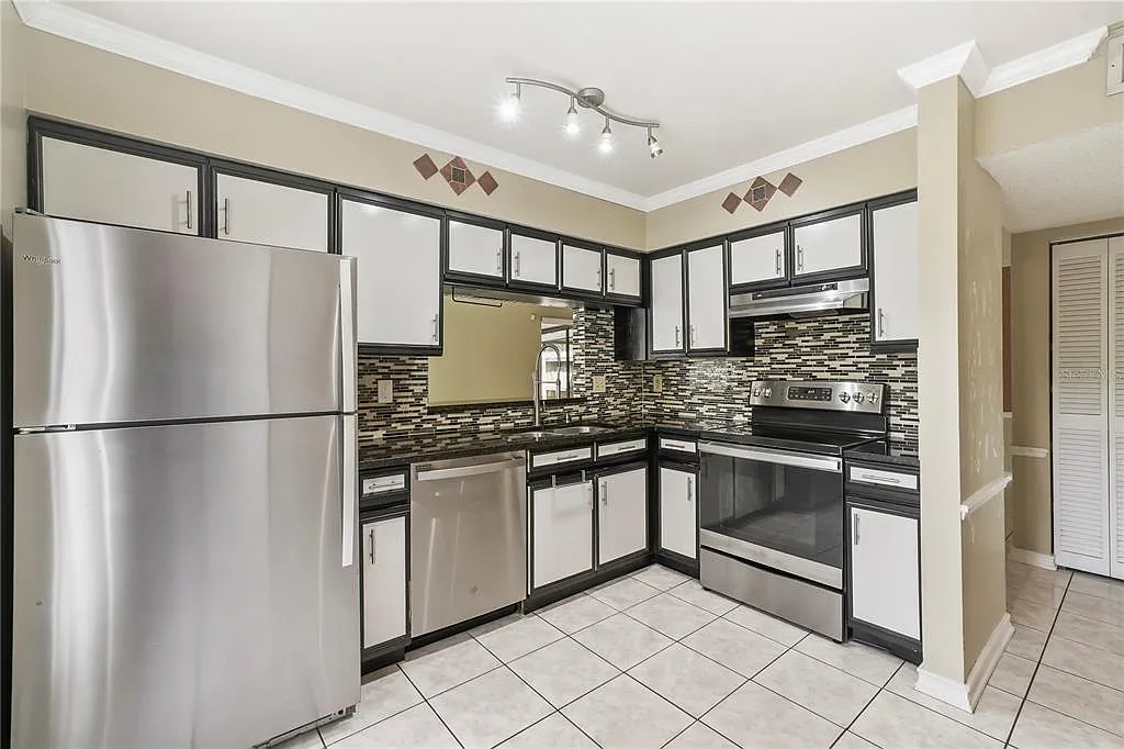 3 bed, 2.5 bath, 1428 sqft, $2,100 — Photo 2
