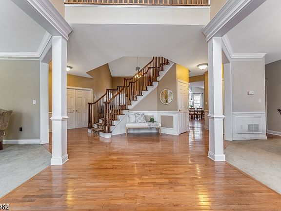 3rd image of 36 Crestview Dr