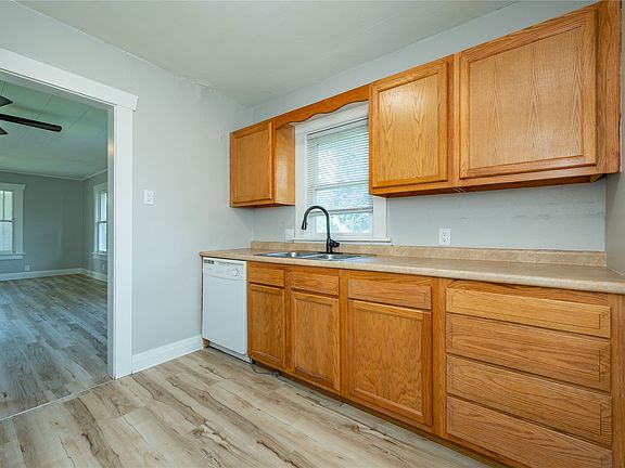 5th image of 714 N 6th Ave E