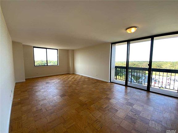 3rd image of 27110 Grand Central Pkwy APT 10N