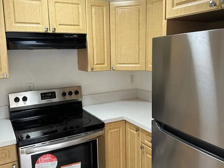 1095 W 77 St Hialeah, FL 33014 — Photo 4