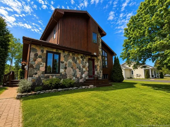 1075 Sycamore Ave, Bathurst, NB E2A 4M9