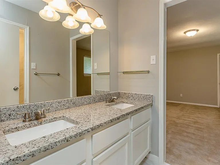 2715 Colony Dr — Photo 12