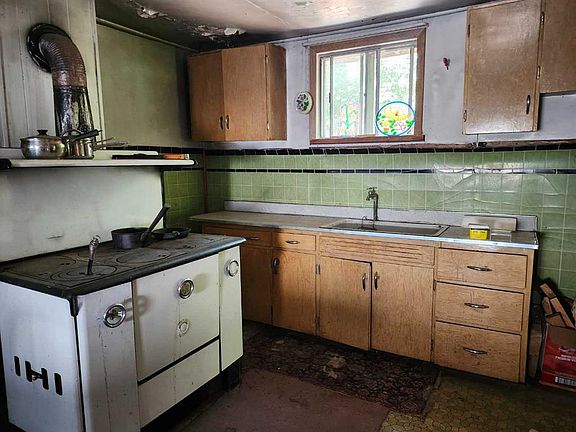 4th image of 244 SW 2nd Ave