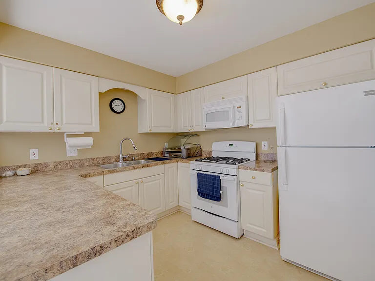13955 Bronte Dr N — Photo 12