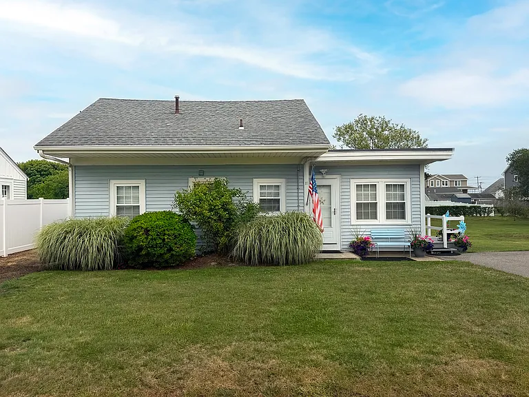 11 Middle Rd — Photo 1