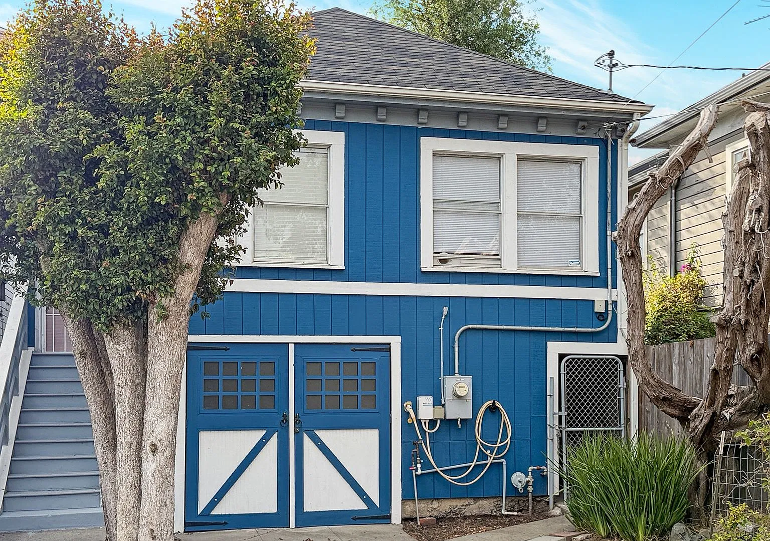 Cozy 2bed/1bath House w/a Huge Basement, Washer/Dryer, & off street pkg. space in the heart of Em... — Photo 1