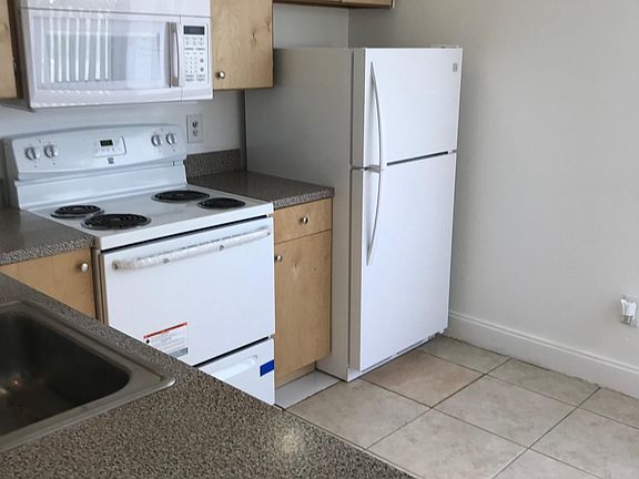 3rd image of 1160 Hamilton Dr