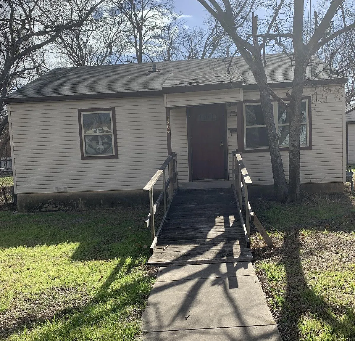 2 bed, 750 sqft, $850 — Photo 1