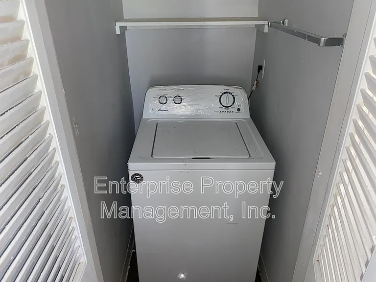 414 N Willett St — Photo 17