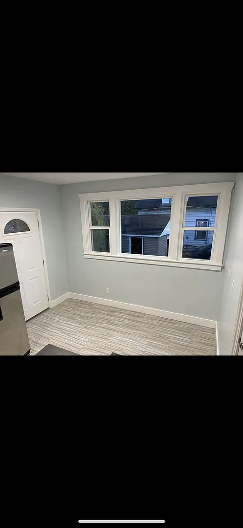Lovely 4 Bedroom John Ball Park — Photo 3