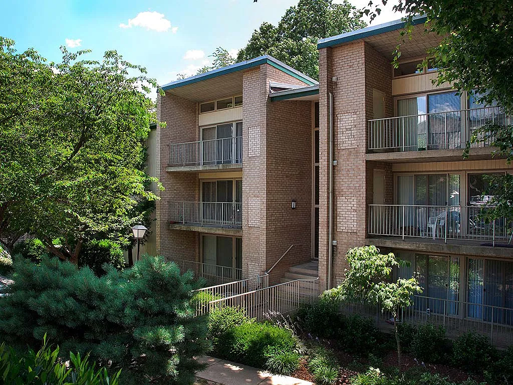 Tysons Glen Apartments and Townhomes — Photo 4