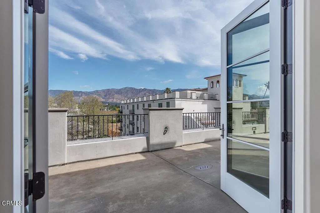 3 bed, 3.0 bath, 2114 sqft, $8,800 — Photo 3