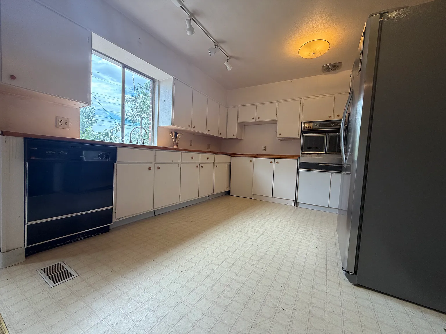 6 bed, 2828 sqft, $975 — Photo 4