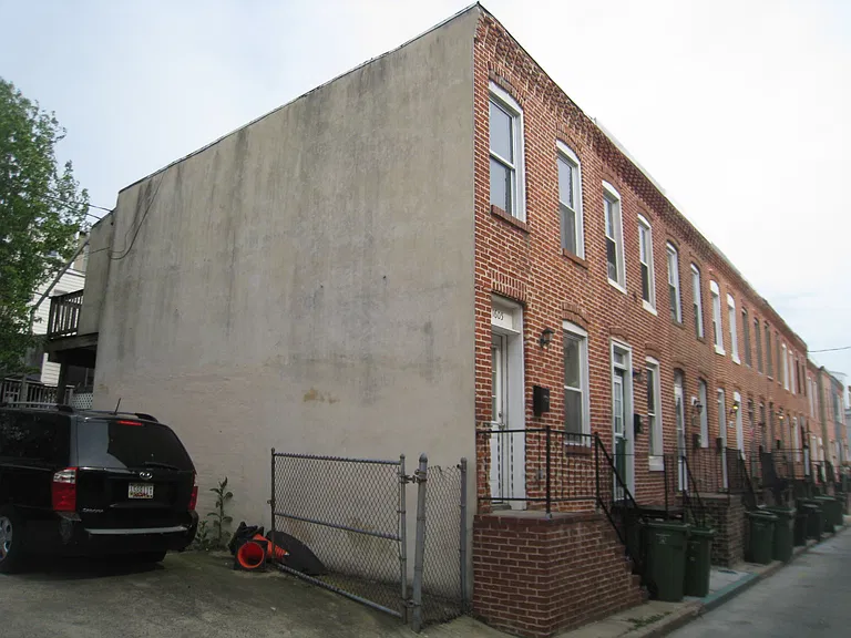1605 Olive St — Photo 1