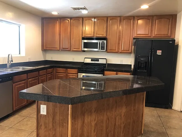 3 bed, 2.5 bath, 1855 sqft, $2,095 — Photo 4