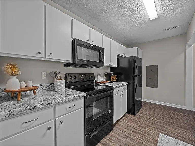 21 Collins Dr #D — Photo 7