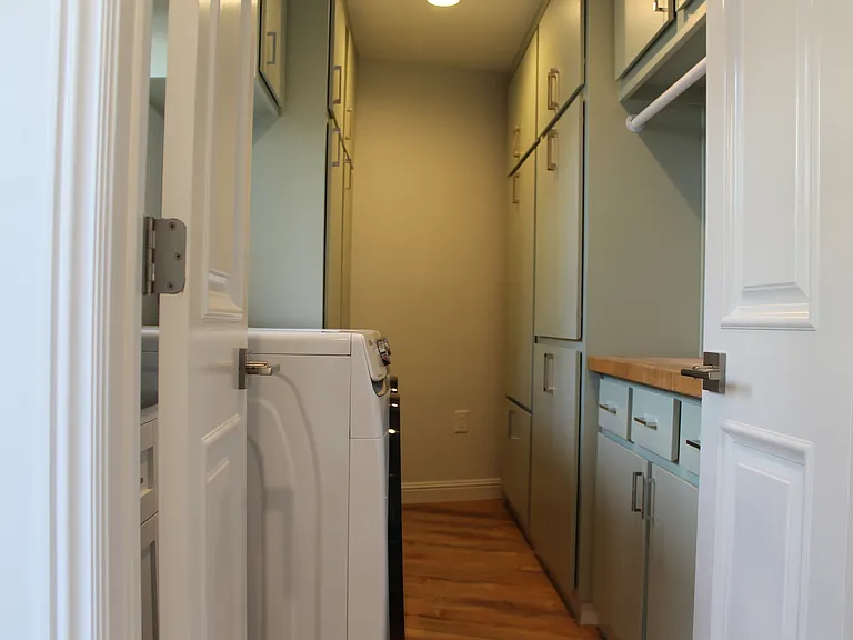 202 E Strawberry Dr — Photo 14