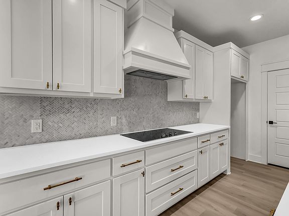 3rd image of 225 Jefferson Way
