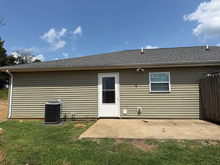 104 Nancy Ln — Photo 2