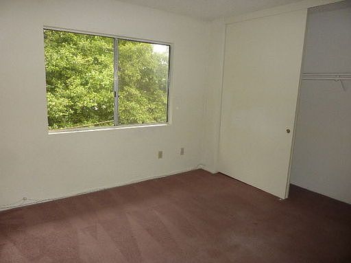 4th image of 20223 Village Green Dr