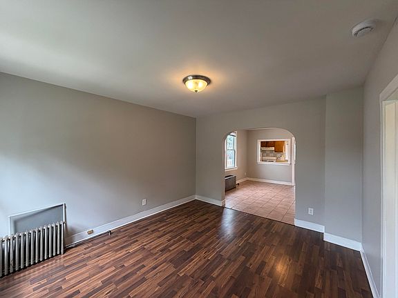 3rd image of 1037 Moss St