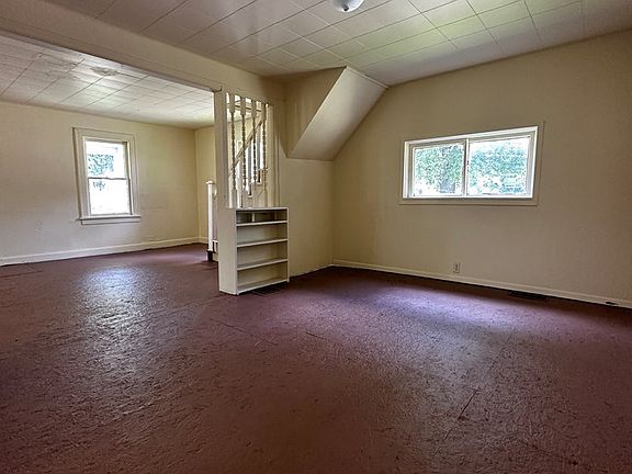 4th image of 558 Market St