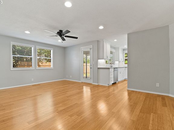 4th image of 601 NE Countryside Dr